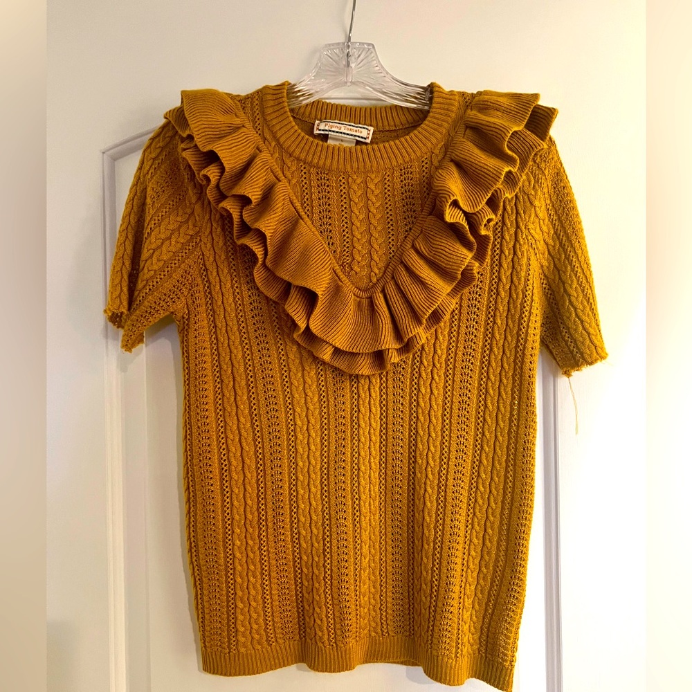 Beautiful short sleeve sweater shirt 
Flying Tomato brand 
Beautiful neckline